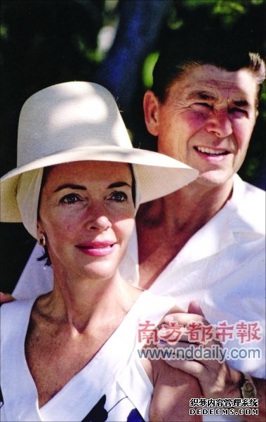 　　里根和南希夫妇,里根在一次外出晚餐后对南希说:“让我们结婚吧。”南希回答说:“结吧。”